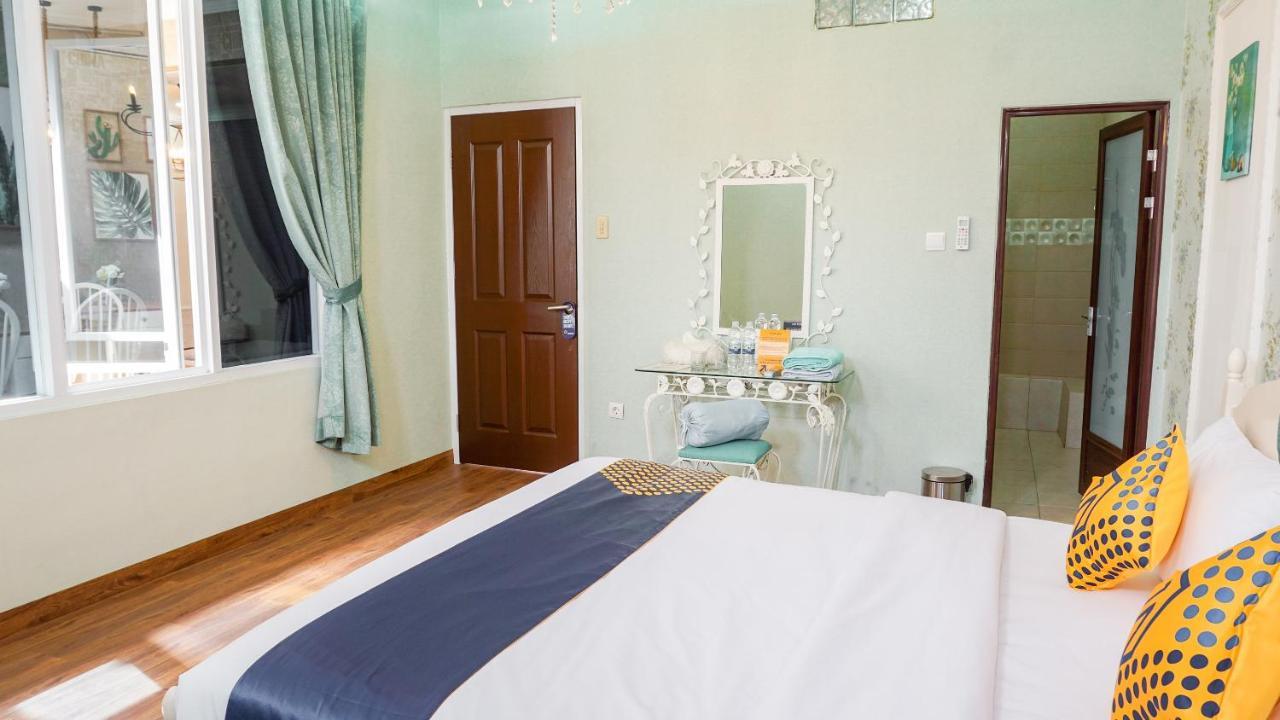 Vaccinated Staff - Spot On 2053 Granada Syariah Home Stay Бандунг Екстериор снимка