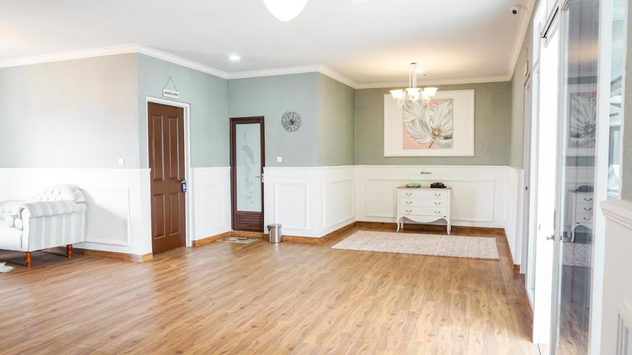 Vaccinated Staff - Spot On 2053 Granada Syariah Home Stay Бандунг Екстериор снимка